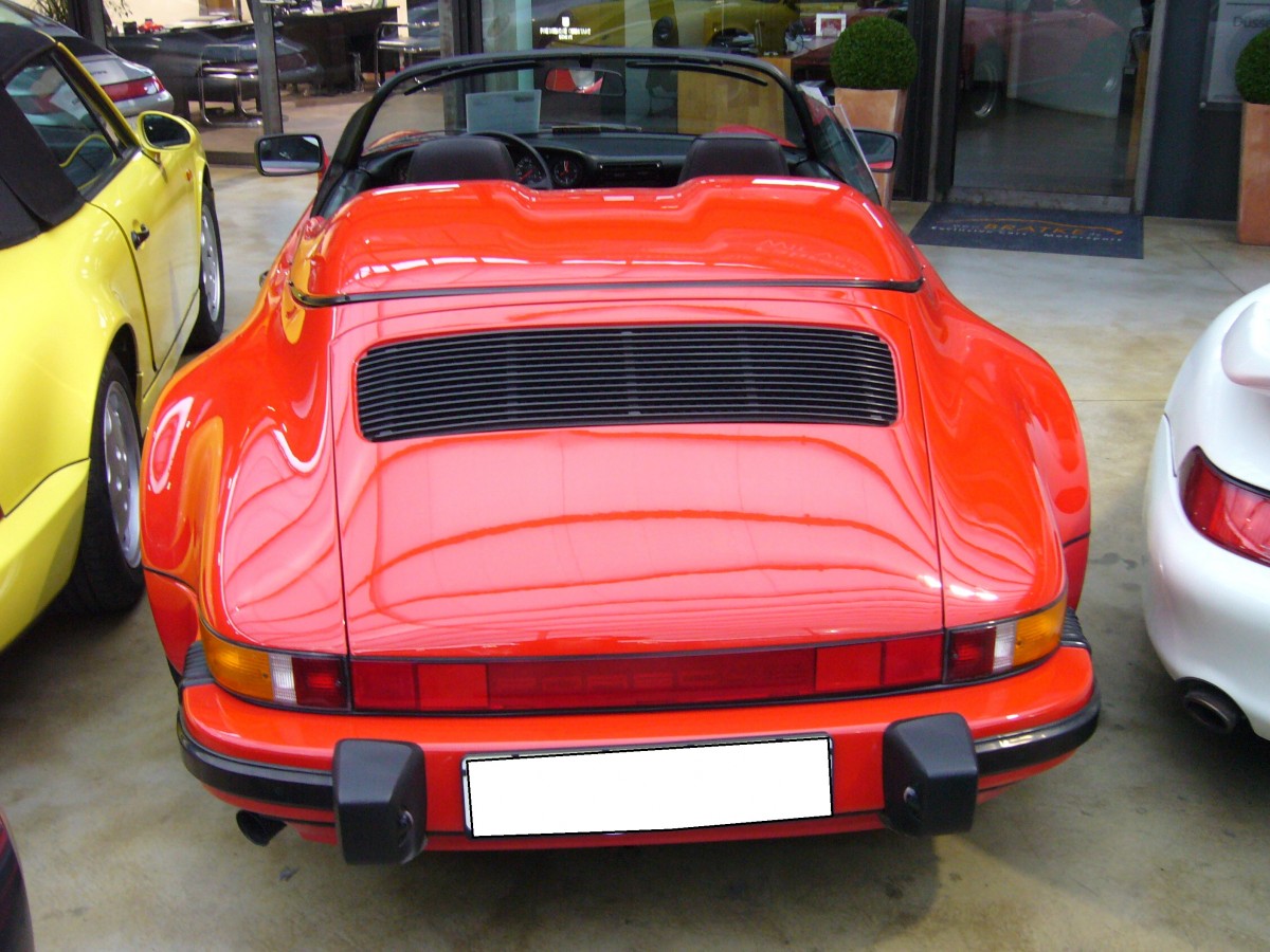 Heckansicht eines Porsche 911 Speedster aus dem Jahr 1989. Classic Remise Düsseldorf am 30.01.2016.
