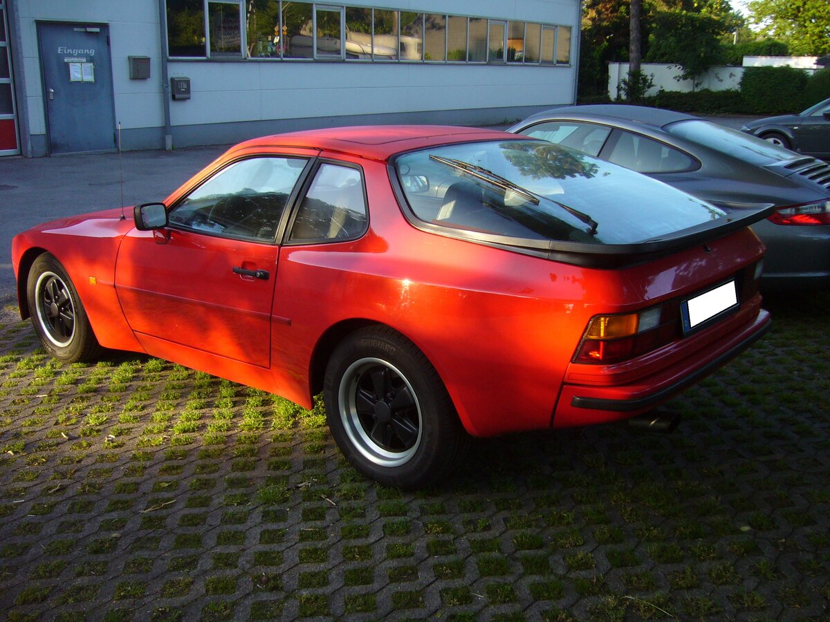 Heckansicht eines Porsche 944. Mülheim an der Ruhr Saarn am 13.06.2021.