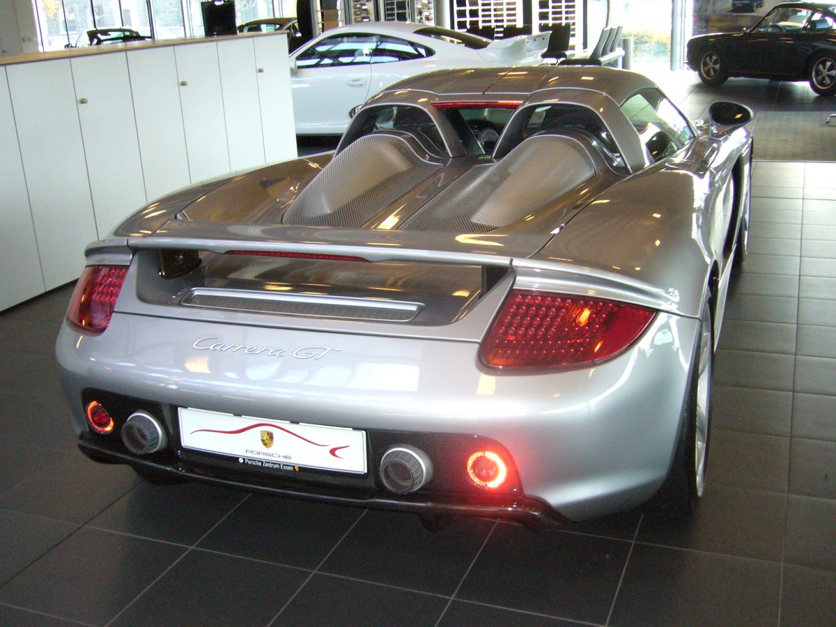 Heckansicht eines Porsche Carrera GT. 2003 - 2006. Porsche Zentrum Essen am 01.12.2013.