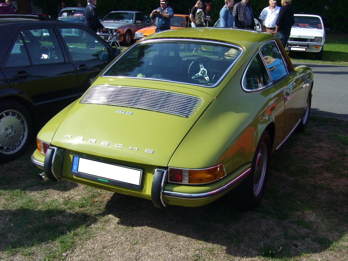 Heckansicht eines ravennagrünen Porsche 912. 1965 - 1969. Oldtimertreffen Duisburg-Wedau am 26.08.2018.