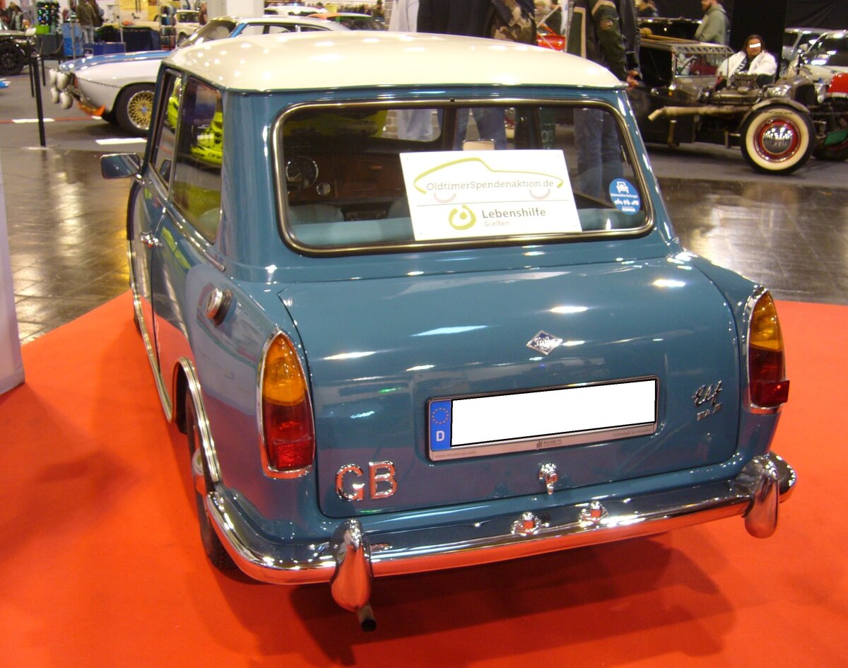 Heckansicht eines Riley Elf MK III im Farbton florentine blue. Basierend auf dem 1959 vorgestellten Mini brachte die Marke Riley im Jahr 1961 das Modell Elf heraus, das bis 1969 in drei Baureihen, genannt MK1 bis MK3, produziert wurde. Der Riley Elf war im Grunde ein Mini, der mit einem anderen Kühlergrill und einem angesetzten Kofferraum versehen wurde. Dazu bekam er noch eine noblere Innenausstattung. Der MK3 wurde von 1966 bis 1969 produziert. Angetrieben wird Elf MK III wird von einem Vierzylinderreihenmotor, der aus einem Hubraum von 998 cm³ eine Leistung von 38,5 PS erbringt. Essen Motor Show am 06.12.2022.