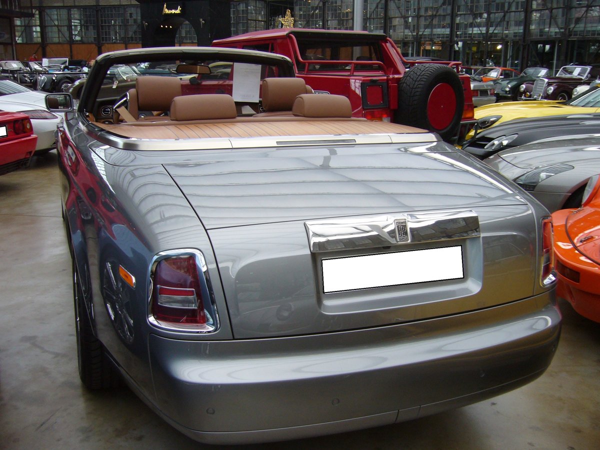 Heckansicht eines Rolls Royce Phantom VII Drophead Coupe. Classic Remise Düsseldorf am 26.11.2020.
