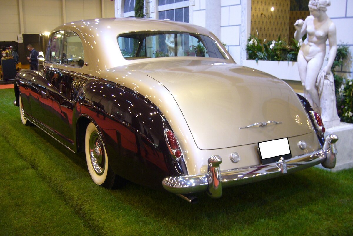 Heckansicht eines Rolls Royce Phantom V Saloon Coupe by James Young coachworks. Techno Classica Essen am 05.04.2024.