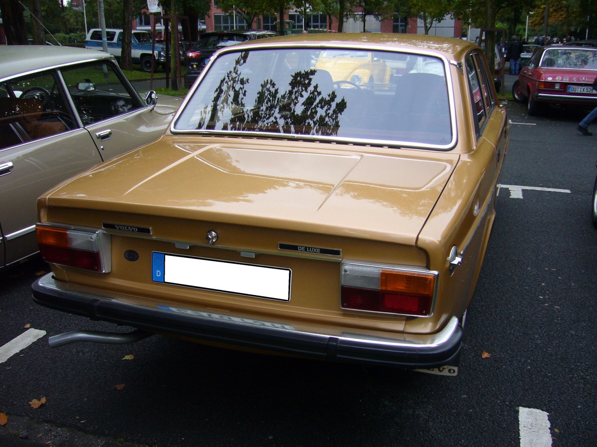 Heckansicht eines Volvo 144. 1973 - 1974. Besucherparkplatz der Historicar am 17.10.2015.