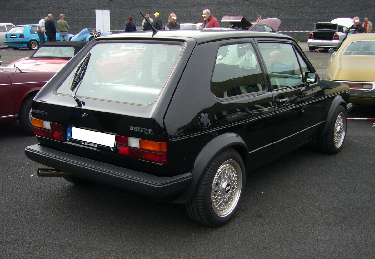 Heckansicht eines VW Golf 1 MK2 GTI des Modelljahres 1983. Oldtimer- und Youngtimertreffen an Mo´s Bikertreff in Krefeld am 08.10.2023.