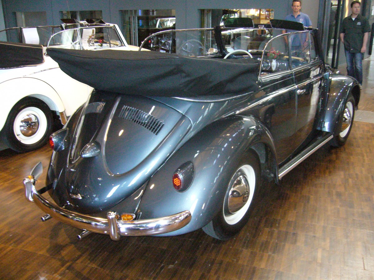 Heckansicht eines VW Käfer Cabriolet des Jahrganges 1956 in der Farbe darkflintgrey. VW-Treffen an der Düsseldorfer Classic Remise am 25.05.2014.