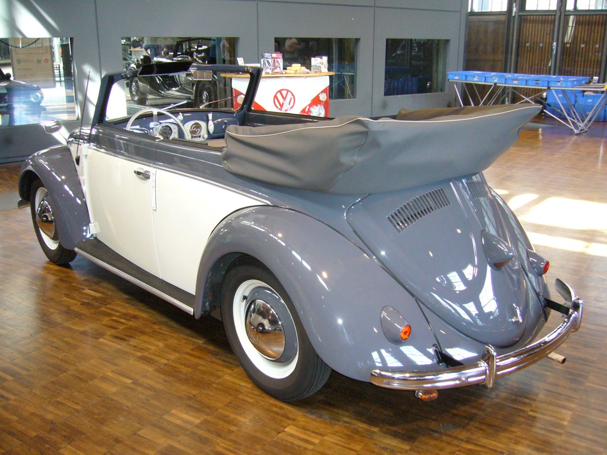 Heckansicht eines VW Käfer Cabriolets aus dem Jahr 1951. Der Wagen trägt die Lackierung graublau/grauweiß. VW-Treffen an der Düsseldorfer Classic Remise am 25.05.2014.