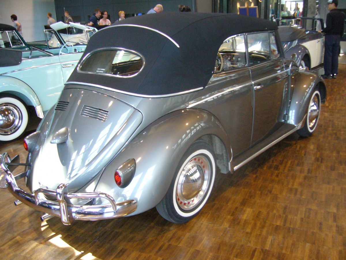Heckansicht eines VW Käfer Cabriolets des Jahrganges 1959 im Farbton shetlandgrey. VW-Treffen an der Düsseldorfer Classic Remise am 25.05.2014.