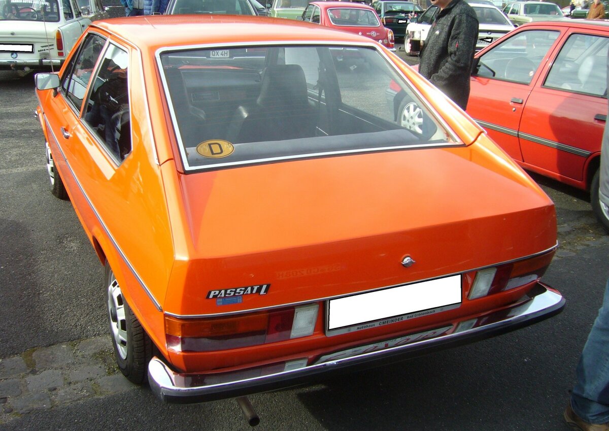 Heckansicht eines VW Passat B1 Typ 32 als zweitürige Limousine aus dem Jahr 1974. Oldtimertreffen an Mo´s Bikertreff in Krefeld am 10.03.2024.