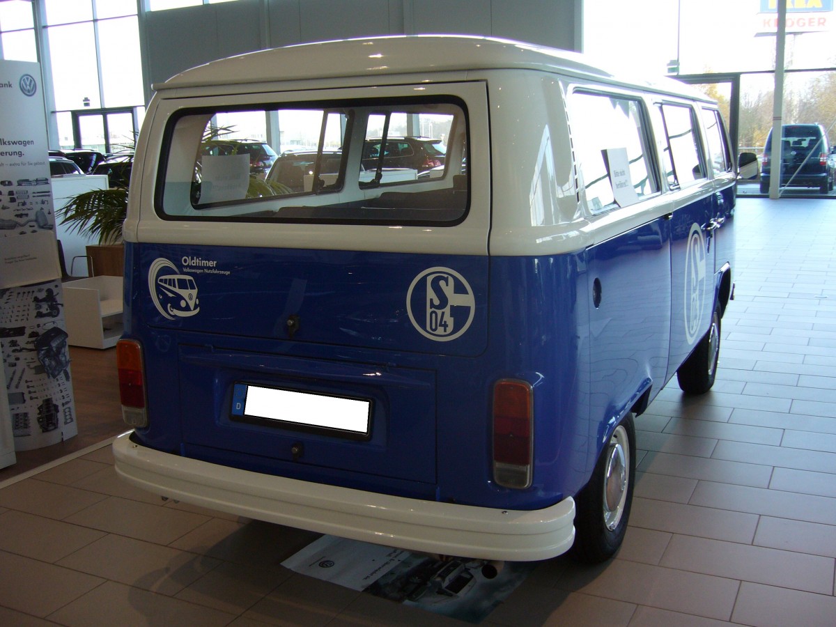 Heckansicht eines VW T2b Kombi. 1973 - 1979. Essen am 01.12.2013.