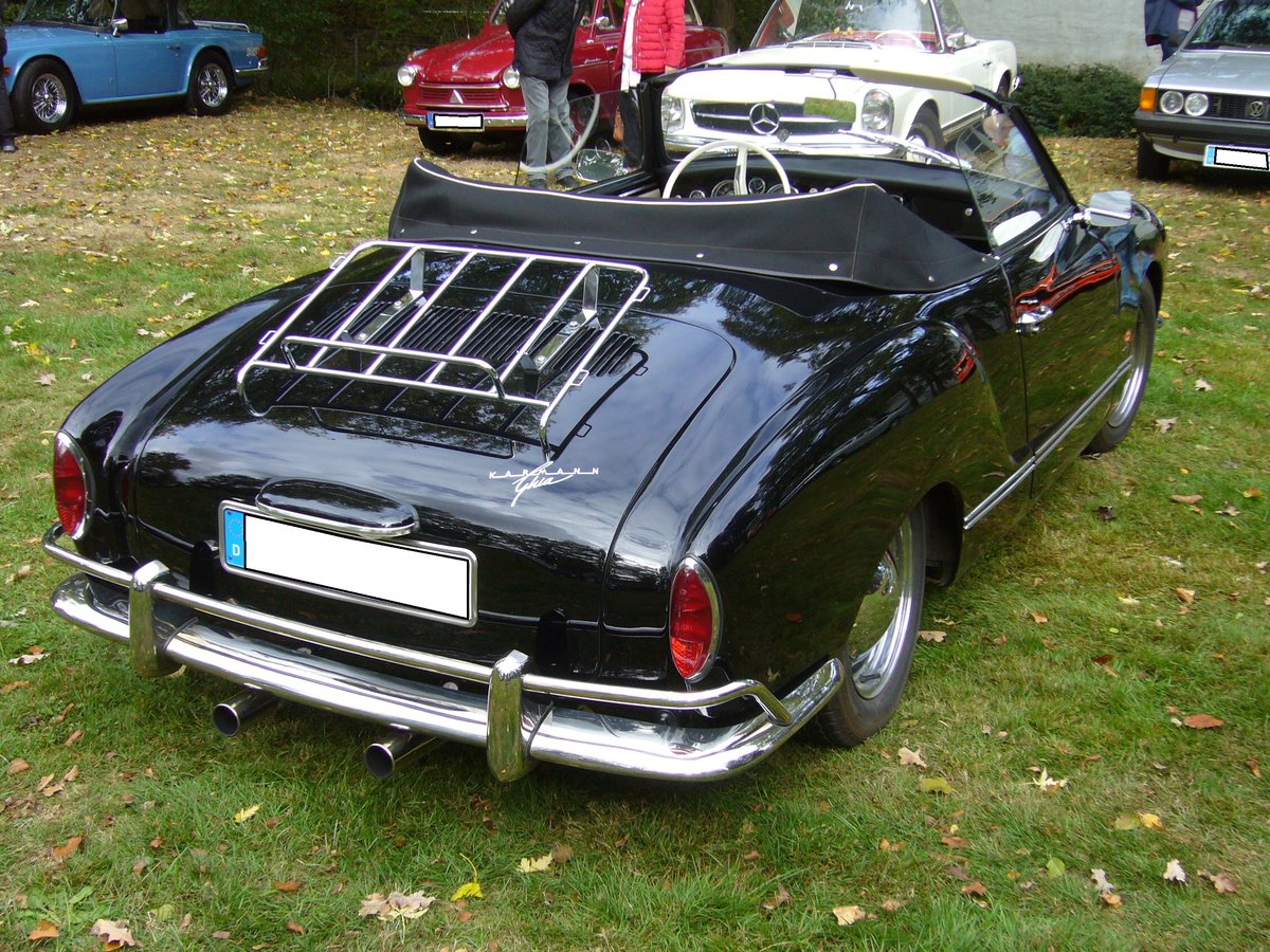 Heckansicht eines VW Typ 14 Karmann-Ghia Cabriolet des Modelljahres 1963. Oldtimertreffen Schloss Lauersfort in Moers am 03.10.2018.