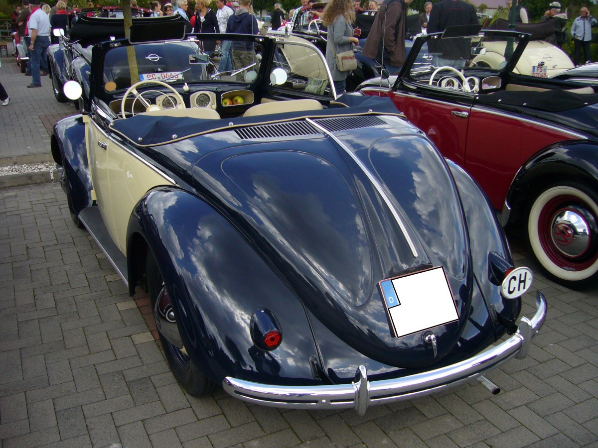 Heckansicht eines VW Typ 14A Hebmüllercabriolet in der Farbkombination schwarz-elfenbein. 1949 - 1953. Hebmüllertreffen am 24.08.2014 in Meerbusch.