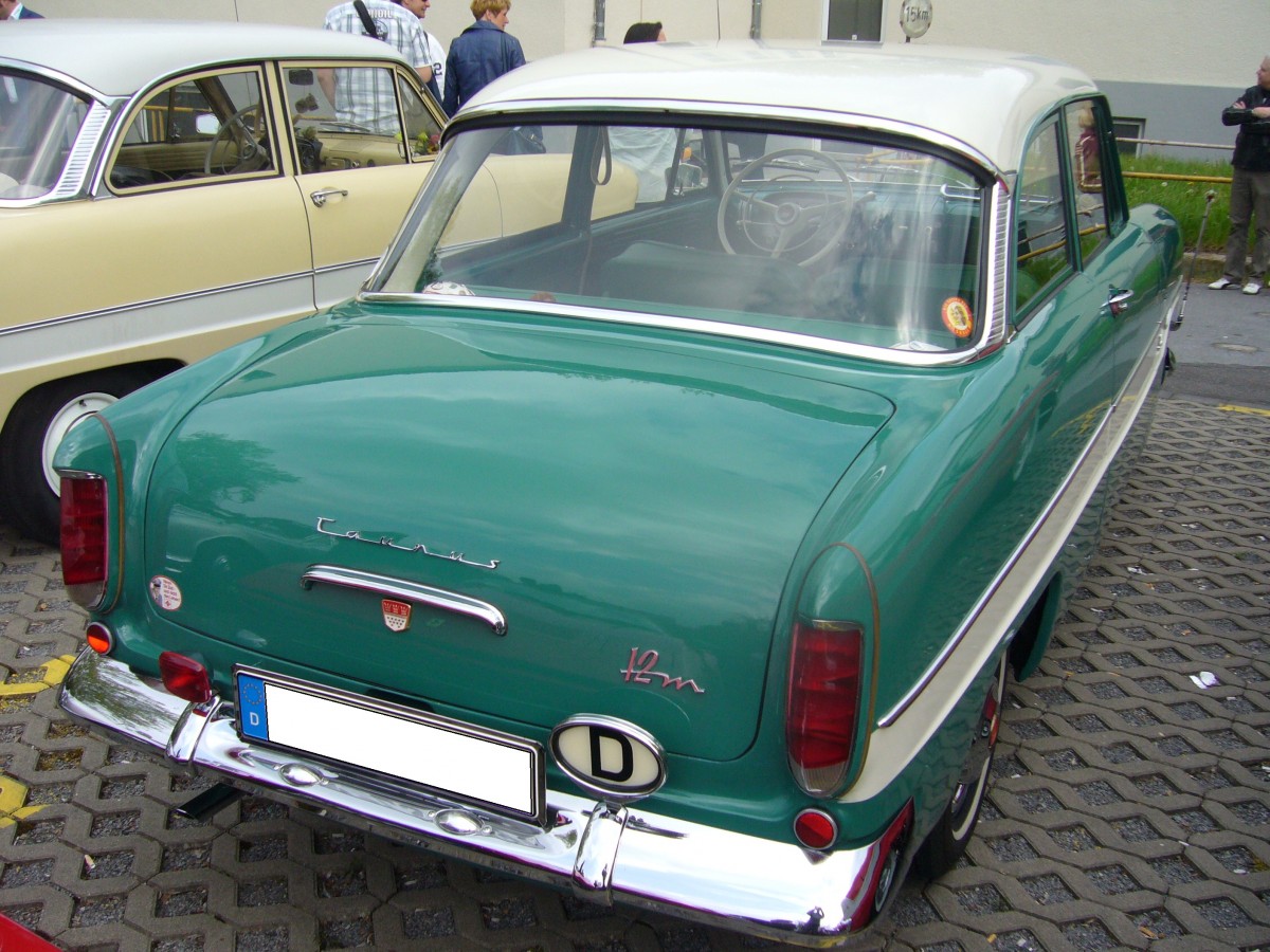 Heckansicht einer Ford Taunus 12M Limousine. 1959 - 1965. Oldtimersaisoneröffnung an der Düsseldorfer Classic Remise am 13.04.2014.