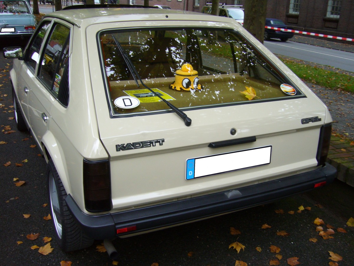 Heckansicht einer fünftürigen Opel Kadett D Limousine. 1979 - 1984. Historicar am 17.10.2015.