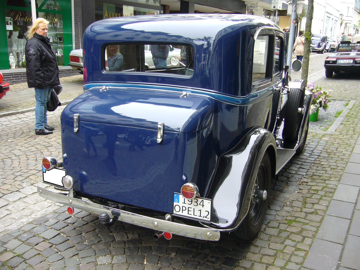 Heckansicht einer Opel 1.2 Liter Limousine des Modelljahres 1934. Oldtimertreffen Essen-Kettwig am 01.05.2018.