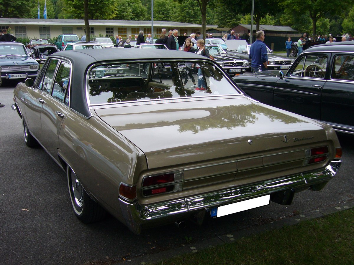Heckansicht einer Opel Diplomat A V8 Limousine. 1964 - 1968. Oldtimertreffen an der Galopprennbahn Krefeld am 16.07.2017.