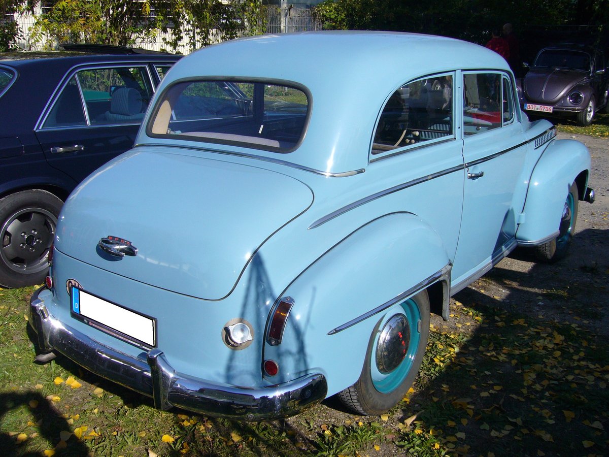 Heckansicht einer Opel Olympia Limousine aus dem Jahr 1952. Oldtimertreffen der Niebu(h)rg in Oberhausen am 07.10.2018.