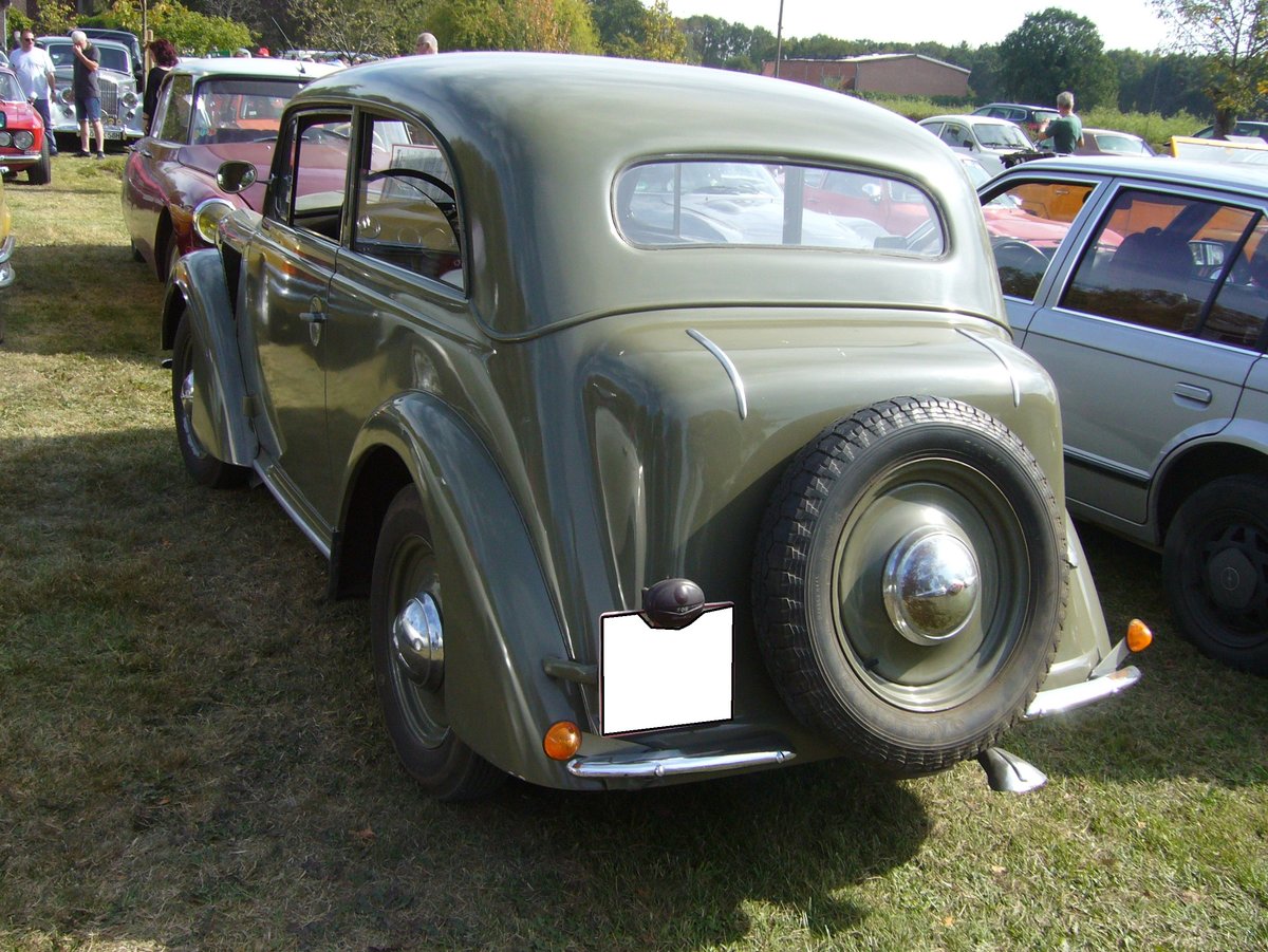 Heckansicht einer Opel Olympia Limousine aus dem Jahr 1936. Oldtimertreffen des Oldtimerclubs Schermbeck am 22.09.2019 in Lühlerheim.
