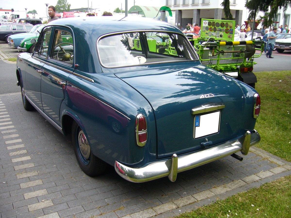 Heckansicht einer Peugeot 403 Limousine. 1955 - 1966. Prinz-Friedrich-Oldtimertreffen am 29.05.2016 in Essen-Kupferdreh.