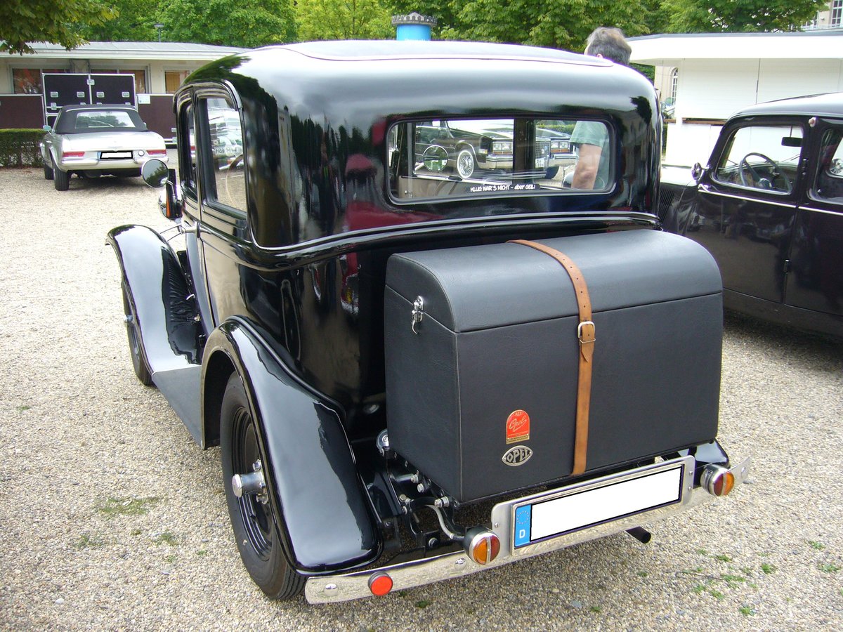 Heckansicht einer zweitürigen Opel 1.2 Liter Limousine. 1931 - 1935. Oldtimertreffen an der Galopprennbahn Krefeld am 16.07.2017.