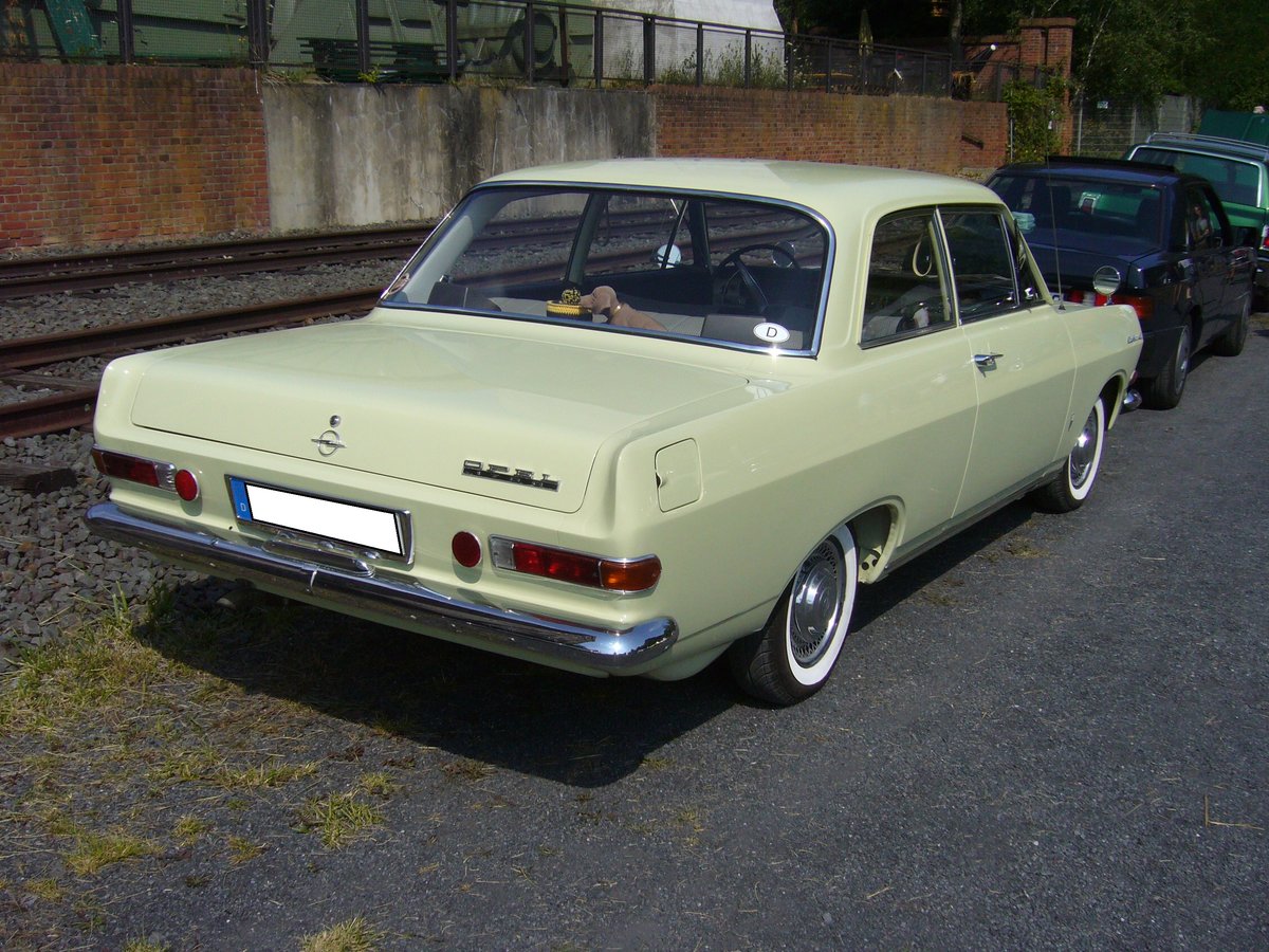 Heckansicht einer zweitürigen Opel Rekord A Limousine aus dem Jahr 1965. Oldtimertreffen Zeche Hannover in Herne am 22.07.2018.