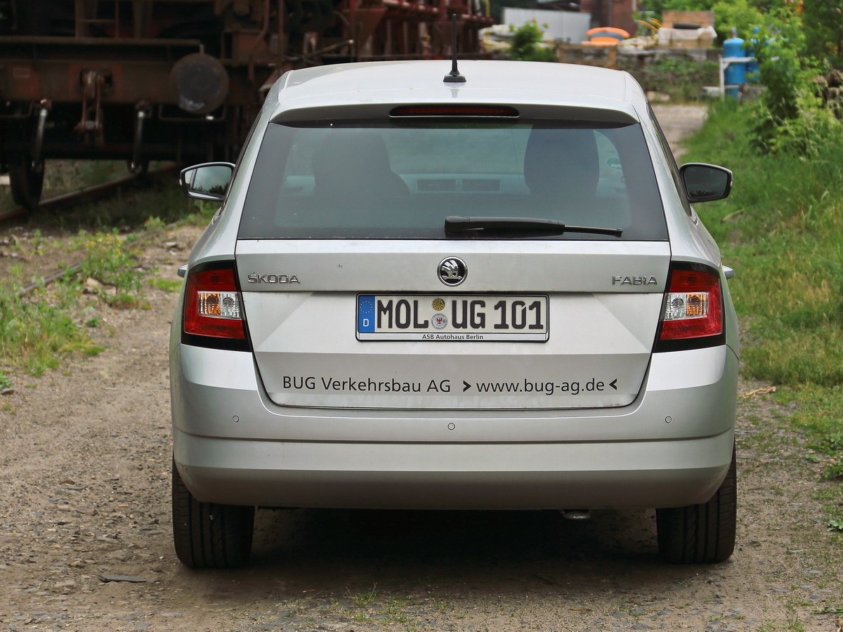 Heckpartie eines Skoda Fabian mit entsprechender Firmenbeschriftung der BUG Verkehrsbau AG auf dem Gelände des Güterbahnhof Berlin Grünau am 18. Mai 2018.