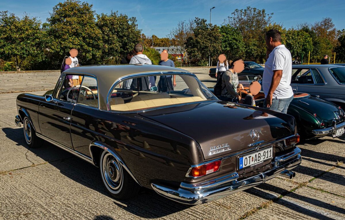 Hier ist ein märchenhaft restaurierter Mercedes-Benz W111 S-Klasse Coupé von hinten zu sehen. Foto: 10.2023.