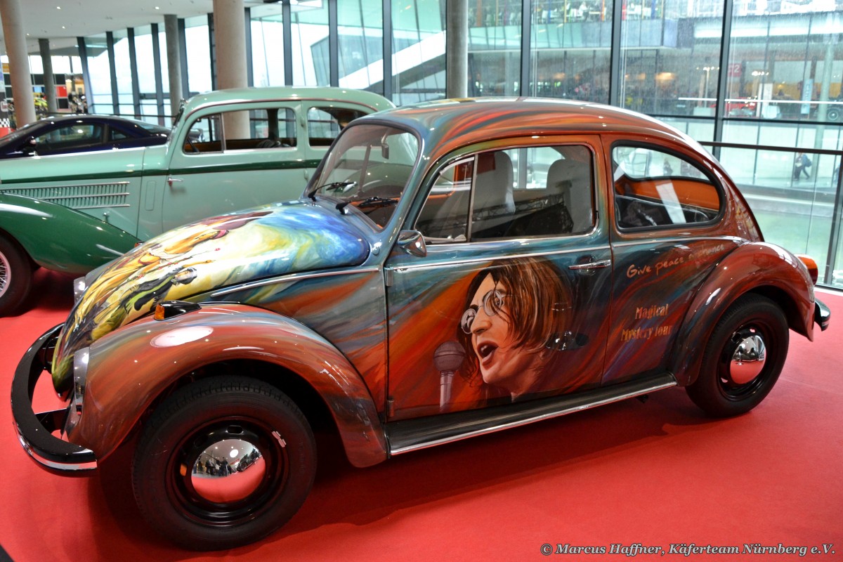Hier mal noch die andere Seite, des sehr aufwndig verzierten VW Kfers, gesehen am 10. Mrz 2013 bei Retro Classics in Stuttgart.