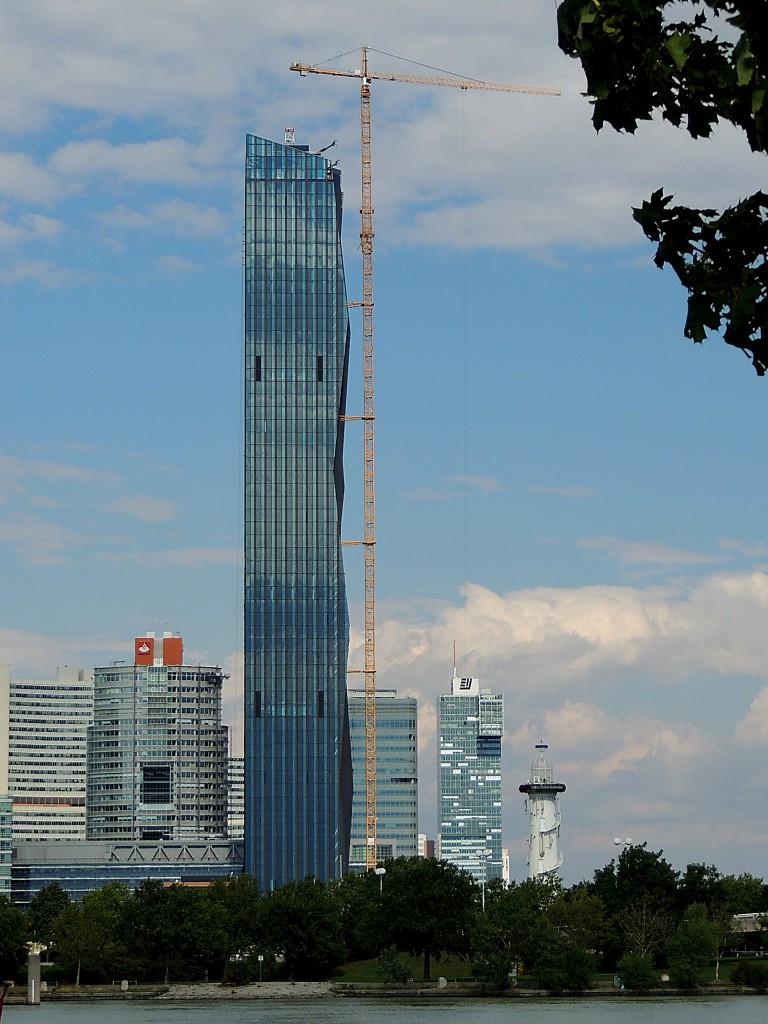 High-Top-Kran 280 EC-H 12 Litronic von Liebherr mit einer Hakenhhe von 251,2mtr. vor sterreichs hchstem Gebude, dem DC Tower 1 in Wien; 130829
