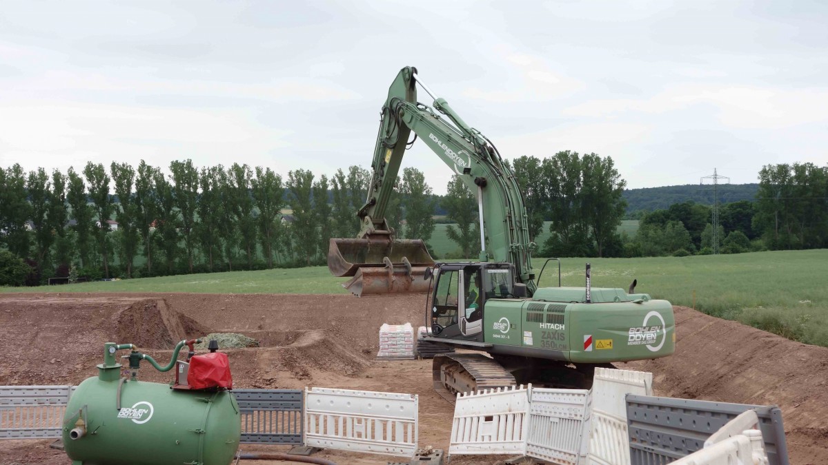 Hitachi Zaxis 350 von  Bohlen & Doyen  eingesetzt auf einer Baustelle bei 36100 Petersberg-Marbach, Juni 2015
