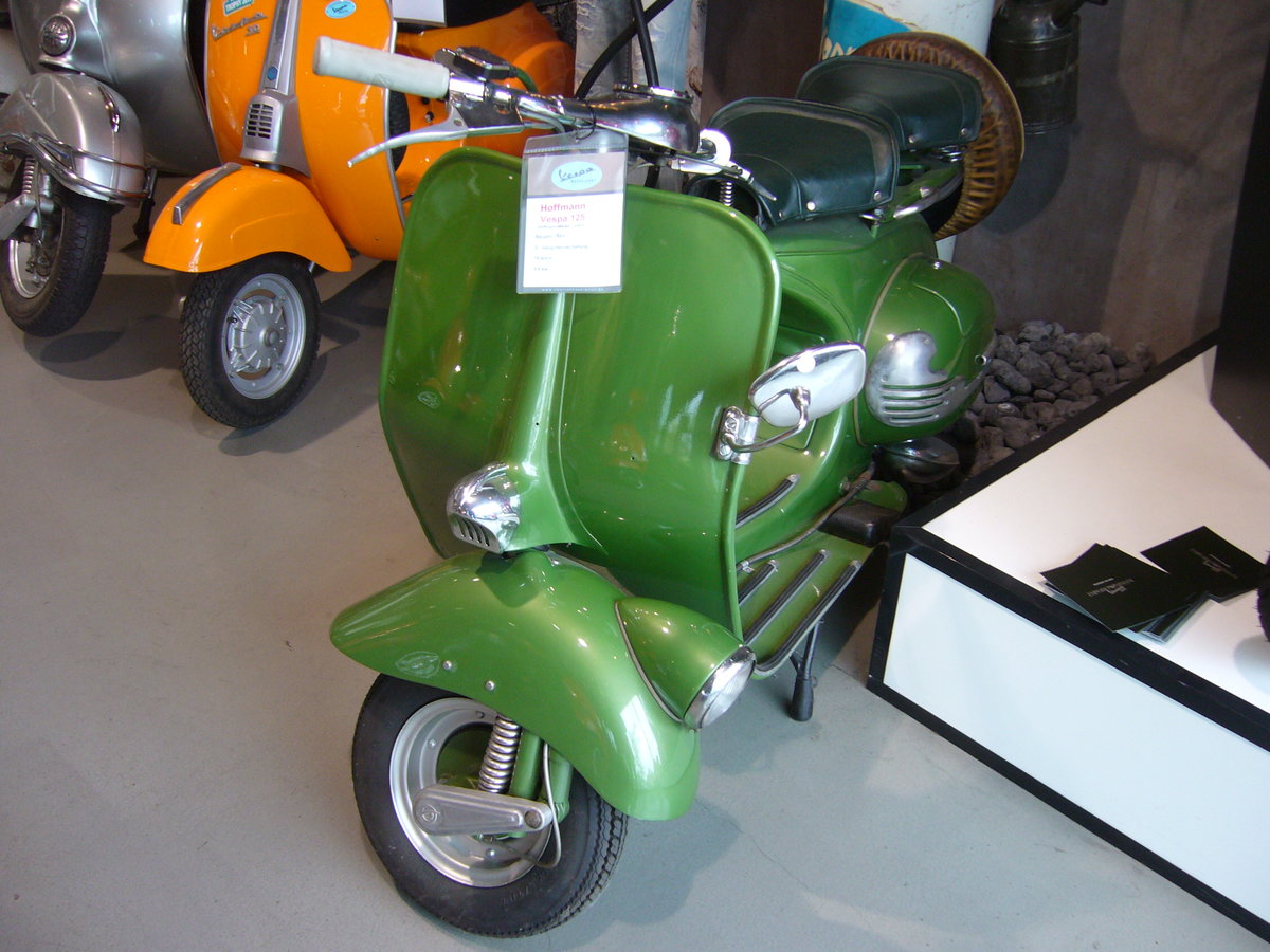 Hoffmann-Vespa 125 aus dem Modelljahr 1953. Von 1950 bis 1954 wurden bei den Hoffmann-Werken in Ratingen-Lintorf fast 55.000 Motorroller in Lizenz von Piaggio. Classic Remise Düsseldorf am 09.09.2017.