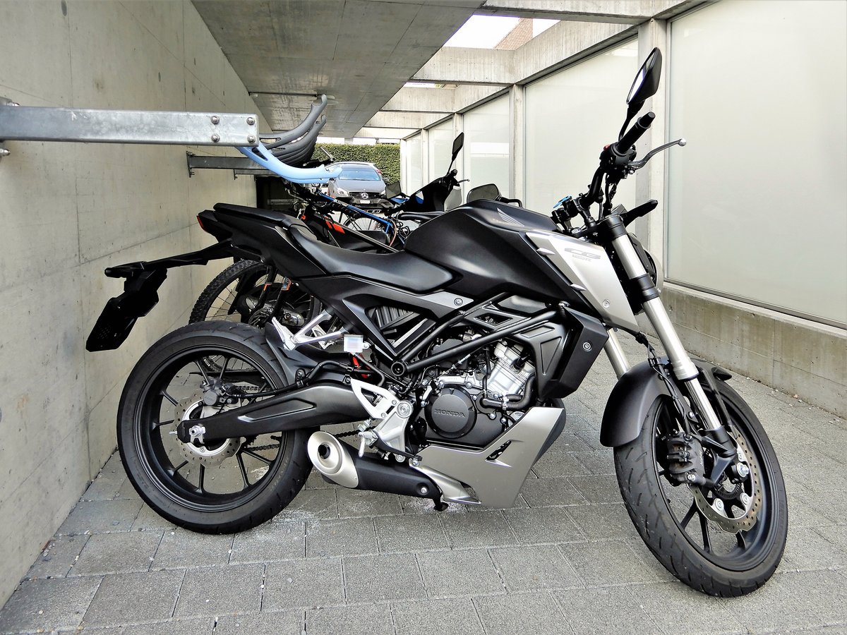 Honda CB 125R, 125 ccm, Model Matte Axis Grey Metallic, Bj. 2018, gesehen am 22. Juli 2019 in Wetzikon, Kanton Zürich, Schweiz