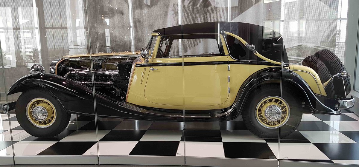=Horch 670 Sport-Cabriolet, Bj. 1932, 6021 ccm, 120 PS, ausgestellt im Audi-Museum Ingolstadt im April 2019. Der 12-Zylinder benötigt im Schnitt 26 l Kraftstoff und beschleunigt das Fahrzeug auf 140 km/h. Von 1931 - 1934 liefen 58 Cabrios dieses Typs vom Band.