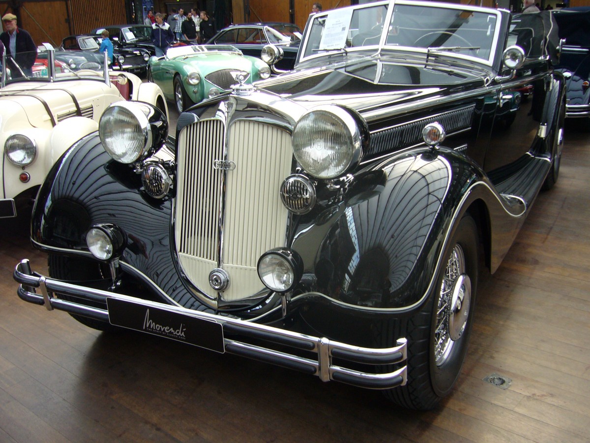Horch 853 A Cabriolet. 1938 - 1939. Dieses elegante Cabriolet wird von einem 8-Zylinderreihenmotor mit 4944 cm³ angetrieben. Die 120 PS können den Wagen auf 135 km/h beschleunigen. Ein solches Cabriolet schlug mit RM 15.250,00 zu Buche. Classi Remise Düsseldorf am 13.04.2014.