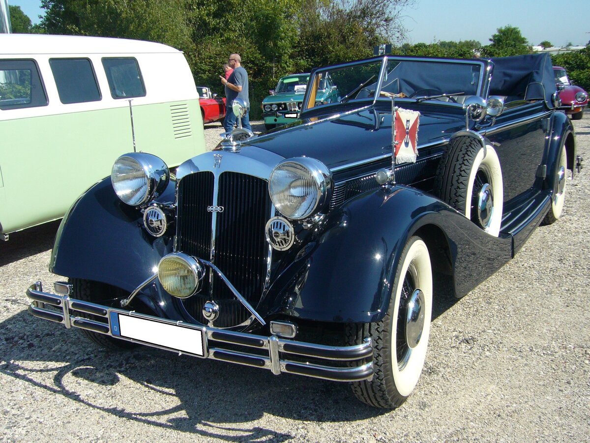 Horch 853 A Sportcabriolet aus dem Jahr 1939. Die Modelle der Horch 85.... (8 Zylinder & 5 Liter Hubraum) Baureihe kamen im Jahr 1935 auf den Markt. Dem faszinierenden Aussehen der Autos standen das mäßige Temperament und bei höherer Geschwindigkeit eine schlechte Straßenlage in einem Missverhältnis. Ein solches Sportcabriolet schlug im Jahr seines Erscheinens (1938), mit einem Kaufpreis von RM 15.250,00 zu Buche. Der Achtzylinderreihenmotor hat einen Hubraum von 4944 cm³ und leistet 120 PS. Die Höchstgeschwindigkeit lag bei 135 km/h, dann flossen aber auch 22 Liter Benzin auf 100 Kilometer durch den Solex Doppel-Fallstromvergaser 35JFF. Seit 1932 gehörte die Marke Horch zur Auto Union in Chemnitz. Zur Auto Union gehörten die Marken DKW, Horch, Wanderer und Audi. Oldtimertreffen am TÜV Mülheim an der Ruhr am 24.08.2019.
