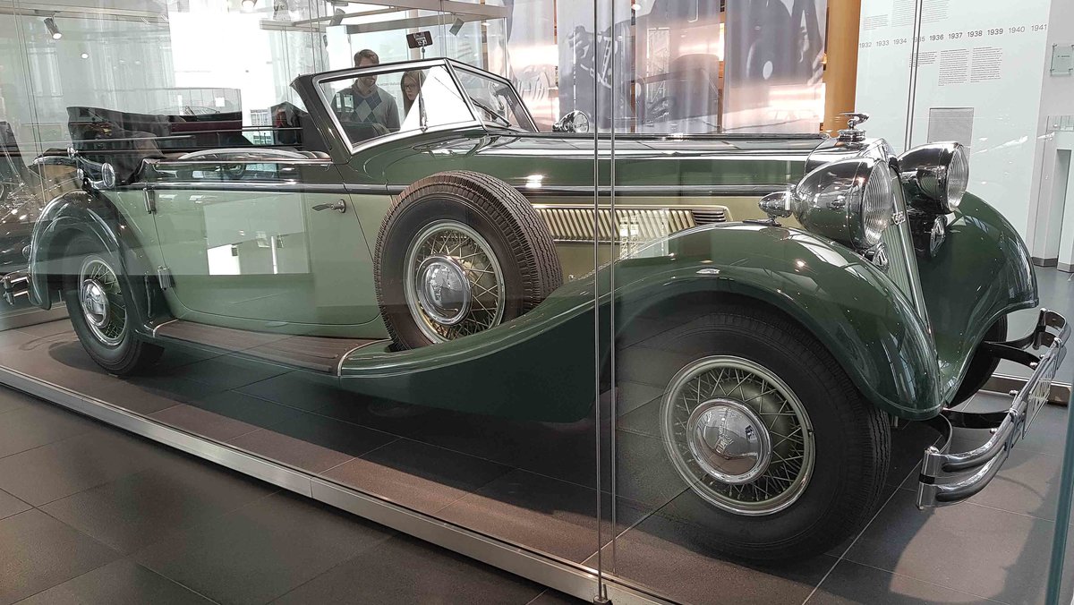 =Horch 853 Sport-Cabriolet, Bj. 1937, 4911 ccm, 100 PS, ausgestellt im Audi-Museum Ingolstadt im April 2019. Der 8-Zylinder benötigt im Schnitt 22 l Kraftstoff und beschleunigt das Fahrzeug auf 135 km/h. Von 1935 - 1937 liefen 613 Cabrios dieses Typs vom Band. 