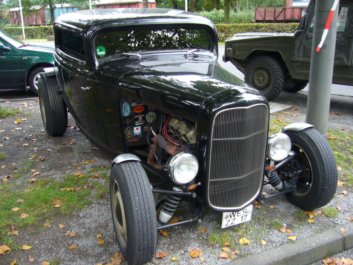 Hot Rod auf Basis eines Ford Model A. Das Model A wurde von 1928 - 1931 über 4.3 Millionen mal in etlichen Karosserievarianten produziert. Es bietet Bastlern unendlihe Möglichkeiten sich den Traum vom Hot Rod zu erfüllen. Oldtimertreffen an der Niebu(h)rg am 18.10.2015.