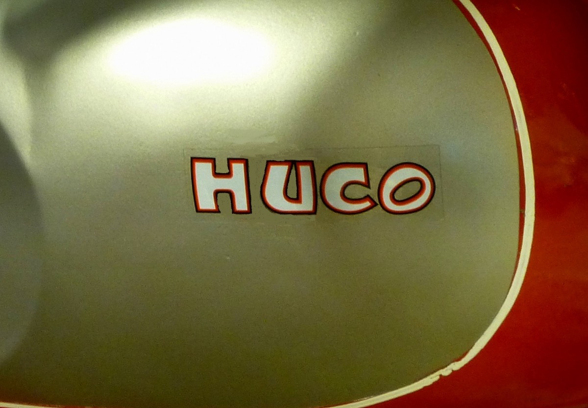 HUCO, Tankaufschrift an einem Oldtimer-Motorrad der franzsischen Firma, Mai 2015