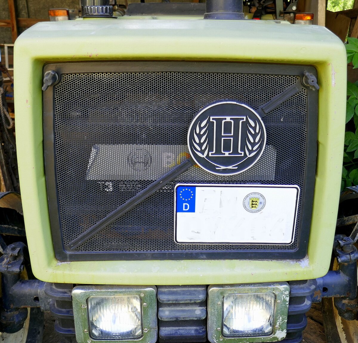 Hürlimann H 345, Kühlerfront mit Emblem, Juni 2022