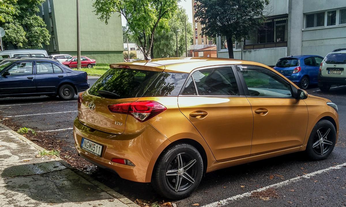 Hyundai i20 in Orange, fogorafiert in Sommer 2019 (Pecs - HU).
