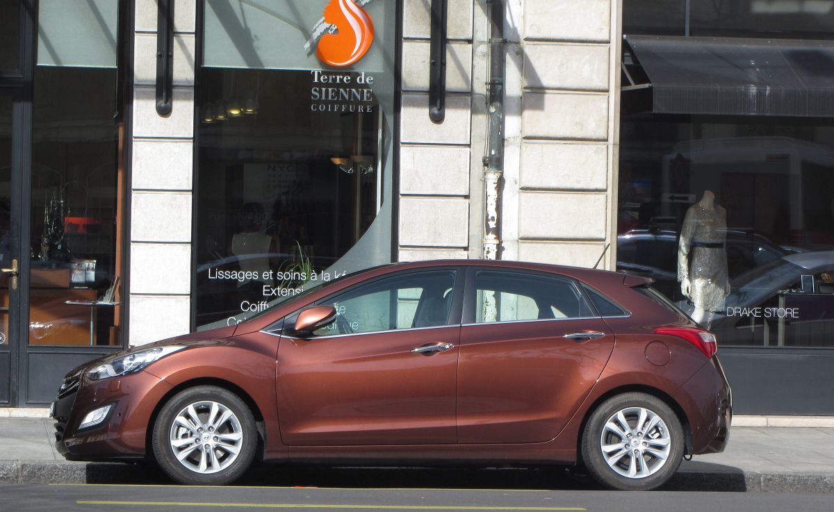 Hyundai i30 (zweite Generation) in einer recht auffälliger aber auch eleganter Farbe (Braun-Bronze-Orange Mischung). Foto: 07.03.2015