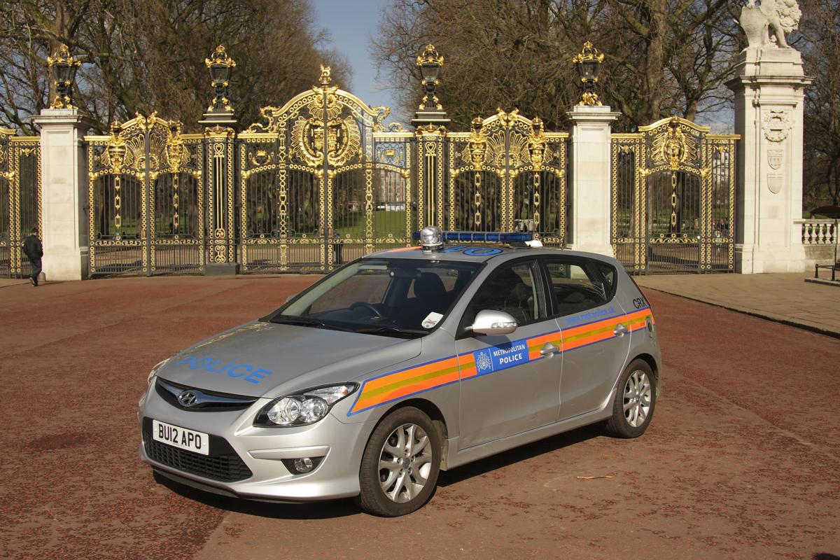 Hyundai Polizei Auto der Metropolitain Police in London aufgenommen am 21.03.2013
vor einem Tor zum Green Park gegenüber Buckingham Palace.