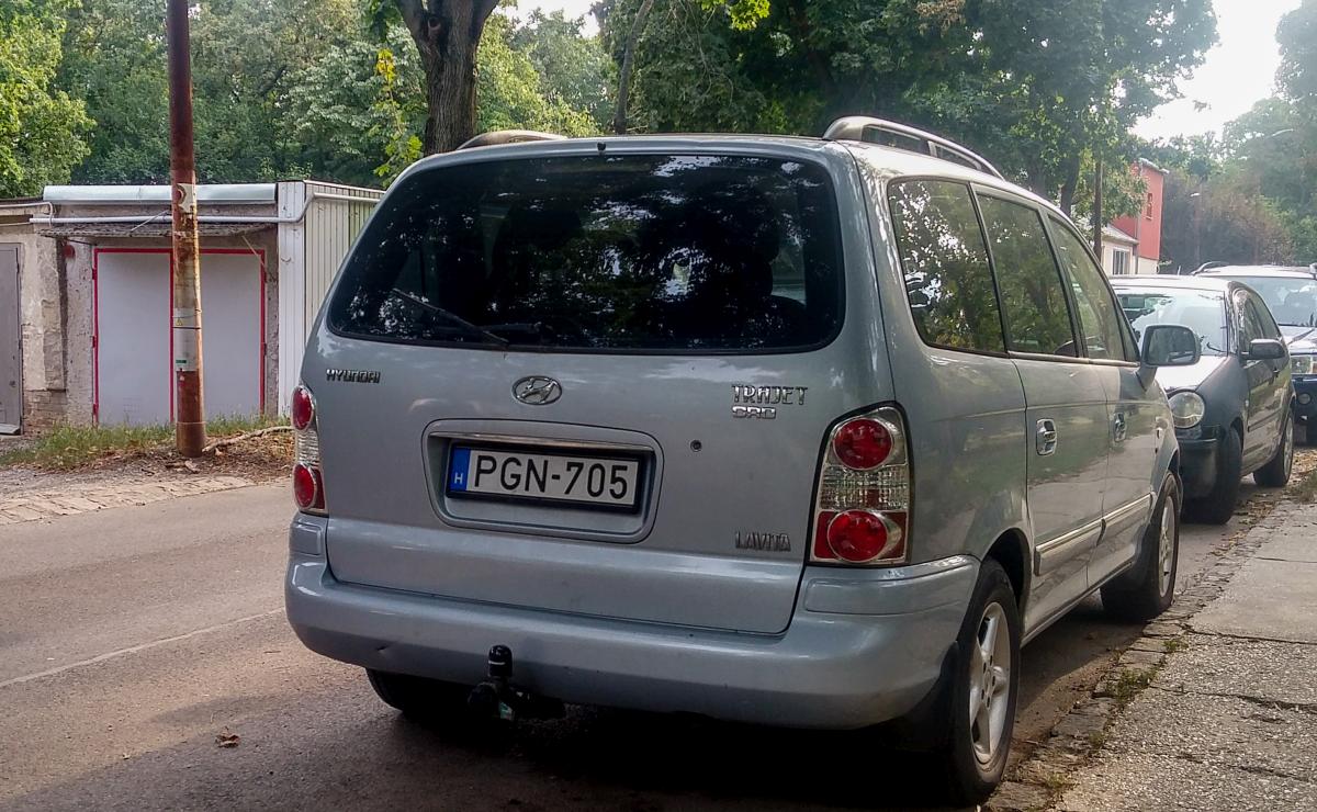 Hyundai Trajet (Rückansicht), fotografiert in Pécs (HU), August, 2019.