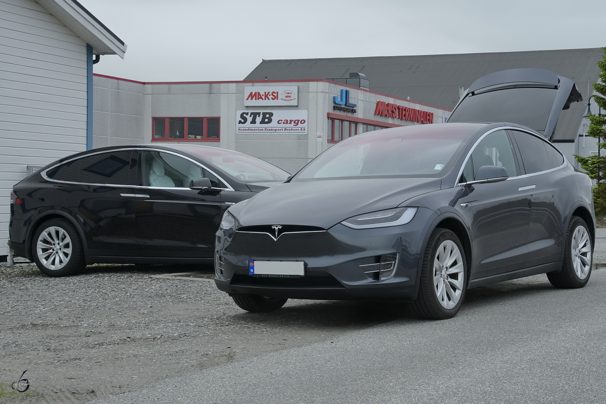Ich kann mich nicht erinnern jemals so viele Elektrofahrzeuge an einem Platz gesehen zu haben wie hier im Juni 2017 am Flughafen Sola in Norwegen. Es waren vor allem Tesla´s, wie hier im Bild das Model X.