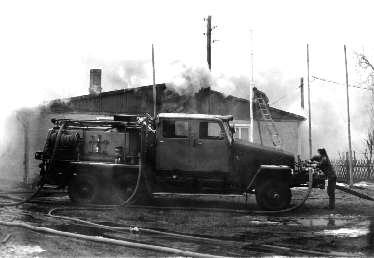 IFA G5-TLF15 im Einsatz beim Barackenbrand in Torgelow/MV.Foto stammt aus den 1960ziger Jahren.Der TLF15 gehört noch heute zur FF Torgelow.