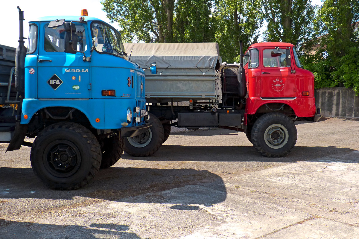 IFA W50 LA mit Niederdruckbereifung mit blauer und rotem Fahrerhaus. IFA-Museum Nordhausen 06.06.2015