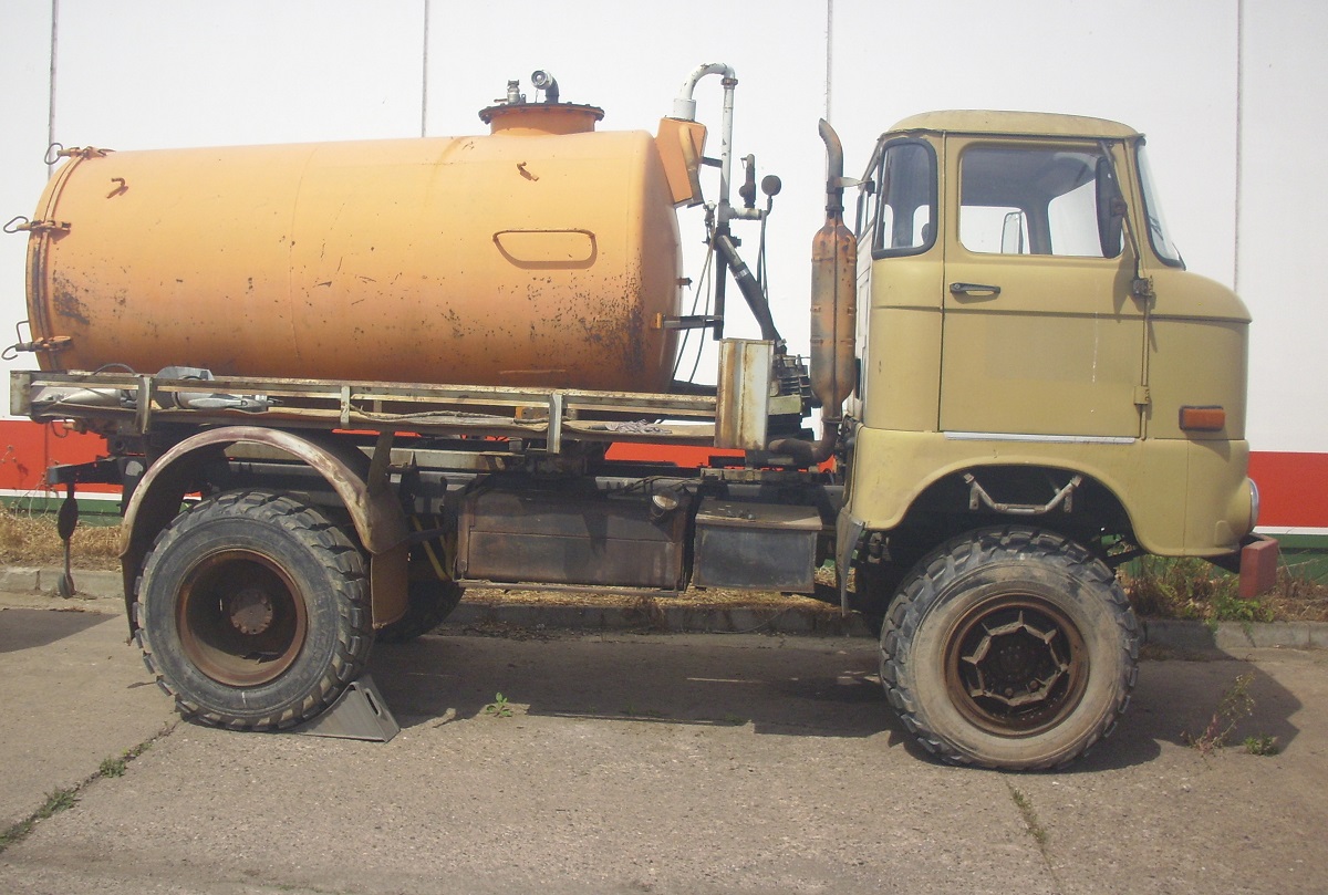 IFA W50 mit Niederdruck Ballonbereifung und Tankaufbau, genutzt als Wasserwagen für Baustellen. Abgestellt bei einer Tankstelle inNordhausen 16.06.2013