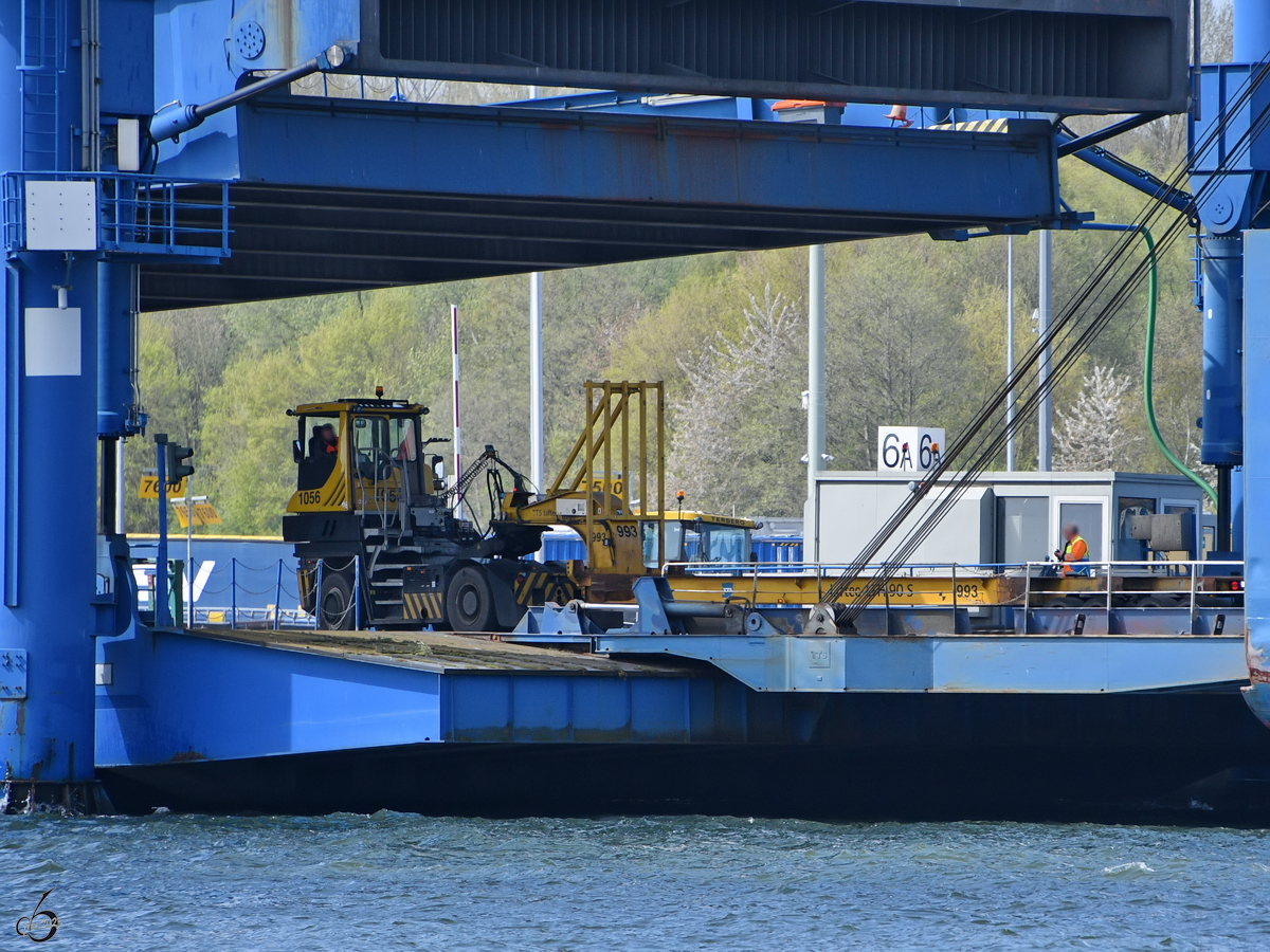 Im Bild eine Terminalzugmaschine von Terberg, welche gerade auf ein Fahrzeugfährschiff fährt. (Travemünde, Mai 2023)
