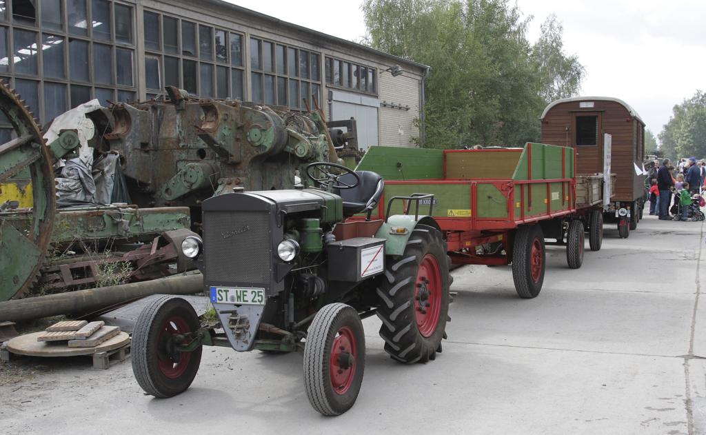 Im Rahmen des Dampftages am Piesberg in Osnabrck wurde am 1.9.2013
auch dieses Gespann mit einem alten Wesseling Traktor gezeigt.