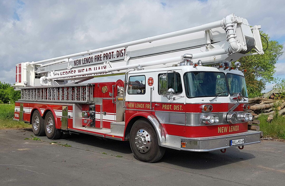 =In seiner  aktiven  Dienstzeit diente dieses imposante Feuerwehrfahrzeug im NEW LENNOX FIRE PROTECTION DISTRICT in der Nähe von Chicago. Heute gehört es in die Oldtimersammlung der Firma HAIX und war anl. der RettMobil 2022 an exponierter Stelle auf der Zufahrt zum Messeglände ausgestellt. 05-2022
